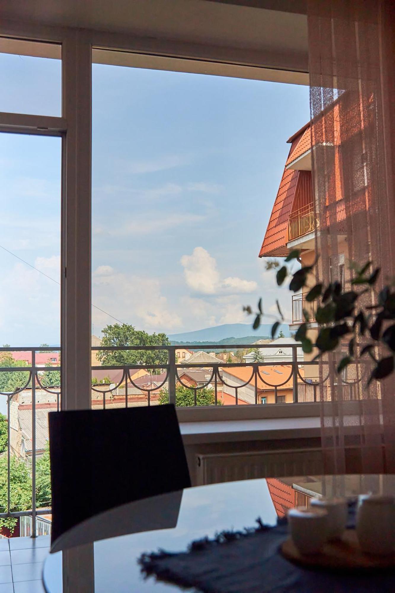 Lux Apartment Mukacheve Exterior foto